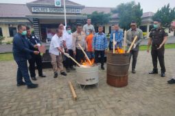 Polres Sergai musnahkan 28 bal ganja kering