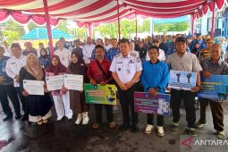 DKP Babel beri bantuan Pokdakan dan Poklashar sarana usaha perikanan tangkap dan budidaya