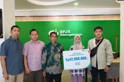 BPJS Ketenagakerjaan serahkan santunan JKM kepada keluarga petani di Teluk Pakedai
