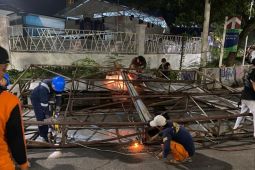 Satpol PP Jakarta turunkan tiga papan reklame di Kalideres