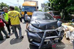 Tabrakan beruntun di Jalan Raya Bogor berujung kejar-kejaran sampai di depan PGC