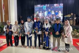 Ayep Zaki dan Dessy Ratnasa jadi Bapa Indung Budaya