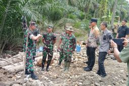 Sekda Langkat beserta Pangdam I/BB tinjau jembatan terdampak banjir