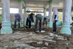 Mahasiswa Unigha terjun ke lokasi banjir Aceh fokus bersihkan fasilitas ibadah