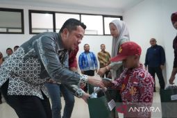 Pemkab Paluta salurkan seragam gratis dan beasiswa pendidikan