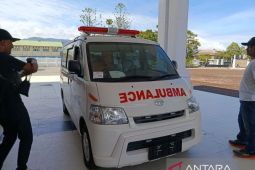 Pemkab Jayawijaya menerima bantuan satu ambulans dari perusahaan penerbangan