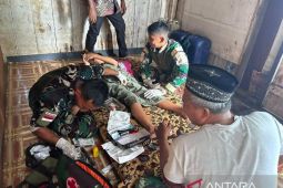 Prajurit TNI Satgas Yonif 511 gelar sunatan di rumah masyarakat pedalaman Papua
