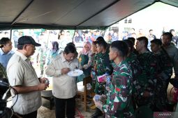 Prabowo santap habis nasi goreng dari dapur umum pengungsian di Agam