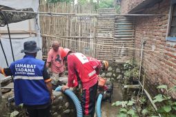 Tim Wash PMI Jember normalisasi sumur warga terdampak banjir
