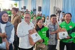 Zulhas bagikan 1.000 paket sembako murah untuk pengemudi ojol