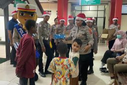 Personel Polda Papua berbagi kasih menjelang Natal 2025 di Jayapura