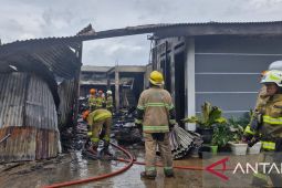 Damkar Bandung mengerahkan 9 unit mobil atasi kebakaran gudang bahan sepatu