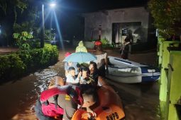 Petugas gabungan evakuasi warga terdampak banjir di Kabupaten Serang
