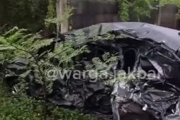Sebuah minibus tertabrak kereta api jurusan bandara di Kalideres Jakbar