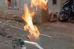 Air Sumur Bor di Muara Huta Raja Tapsel terbakar saat disulut mancis