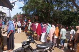 Update Banjir Aceh, Emak-emak hadang mobil pengangkut elpiji