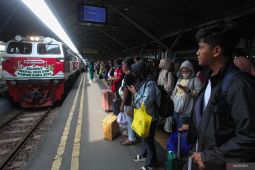 Arus penumpang KA di KAI Daop 8 Surabaya