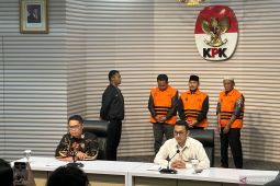 KPK umumkan Bupati Bekasi dan ayahnya jadi tersangka hasil OTT
