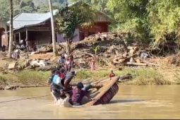 Rakit Wagub Aceh terbalik saat menyebrang sungai Pameu Aceh Tengah