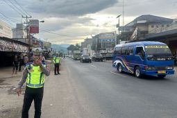 Polres Garut memberlakukan satu arah atasi kepadatan dalam Operasi Lilin