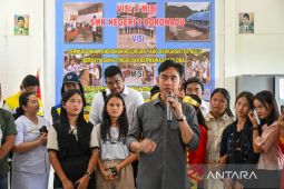 Kepada Gibran, siswa di Nias cerita tetap ke sekolah seberangi sungai