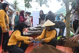 Trenggalek luncurkan program Perempuan Sarinah untuk atasi sampah
