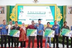 Bupati Langkat Syah Afandin serahkan 4.000 kartu BPJS Ketenagakerjaan kepada nelayan