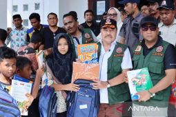 Pemkab Nagan Raya bagikan 300 paket seragam sekolah untuk korban banjir bandang