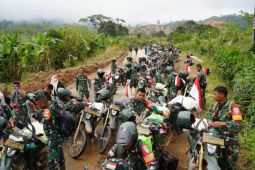 TNI terobos akses KKA Bener Meriah dengan motor trail, bawa 10 ton bantuan