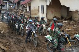 100 Babinsa bawa logistik pakai motor ke lokasi bencana Bener Meriah