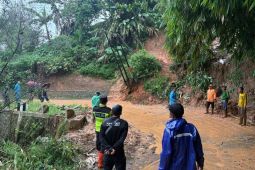 Polisi evakuasi material longsor di jalur selatan Banjarwangi Garut