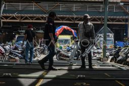 Sejumlah pedagang Pasar Induk Kramat Jati masih bertahan di sekitar lokasi kebakaran