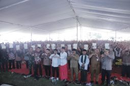 BPN Jatim serahkan 1.758 sertifikat tanah di Tempurejo Jember