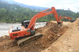 Foto: Pembuatan jalur alternatif jalan lintas provinsi pascabencana