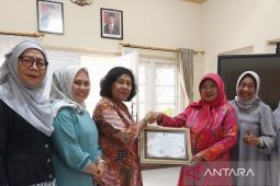 Ketua DPRD NTB terima penghargaan tokoh perempuan inspiratif