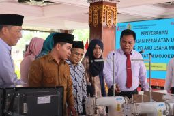 Pemkab Mojokerto serahkan bantuan peralatan pelaku UMKM