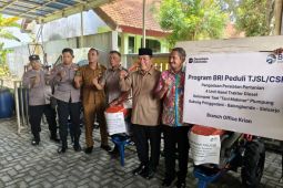 Anggota DPR salurkan bantuan traktor ke petani dukung ketahanan pangan
