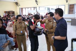 Pemkot Singkawang salurkan bantuan perlengkapan sekolah bagi siswa SD dan SMP