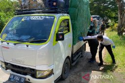 Polisi Bangka Barat periksa bawaan penumpang Pelabuhan Tanjungkalian