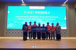 UAD serahkan bantuan bagi mahasiswa terdampak bencana alam Sumatera