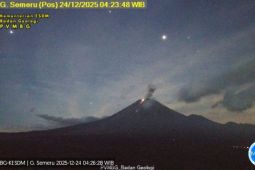Semeru erupsi disertai letusan setinggi 900 meter dan suara gemuruh