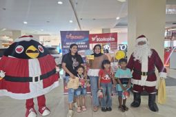 Biskuit Kokola berbagi kebahagiaan Natal bersama pengunjung Mall Artos Magelang