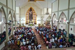 Perayaan Misa Malam Natal di Kota Kupang berjalan khidmat
