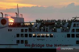 Jelang arus balik libur Tahun Baru, bus dan truk logistik mengalir ke Jawa