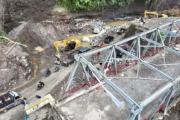 Jembatan Tenge Besi Bener Meriah bisa dilintasi kembali pascabencana