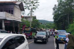 Polres Garut memberlakukan satu arah urai kepadatan jelang libur Natal