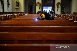 Sterilisasi katedral jelang Natal di Bandung