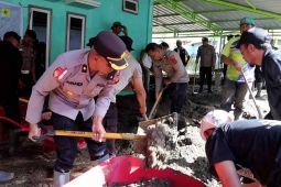 Personel Polri bersama masyarakat bersihkan material longsor pulihkan fasilitas kesehatan di Aceh