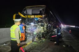 Bus pariwisata tabrak truk di ruas Tol Batang KM 364 akibatkan satu tewas