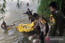 Petugas temukan warga Sindangbarang-Cianjur Jabar yang terbawa arus